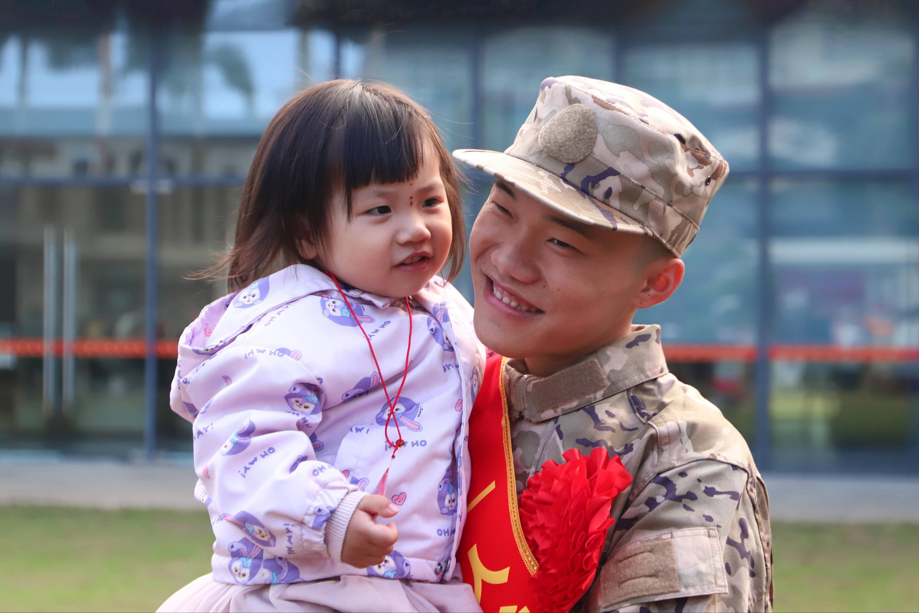 青春赴军营 热血筑国防——我院师生欢送2026年春季入伍学子光荣参军出征