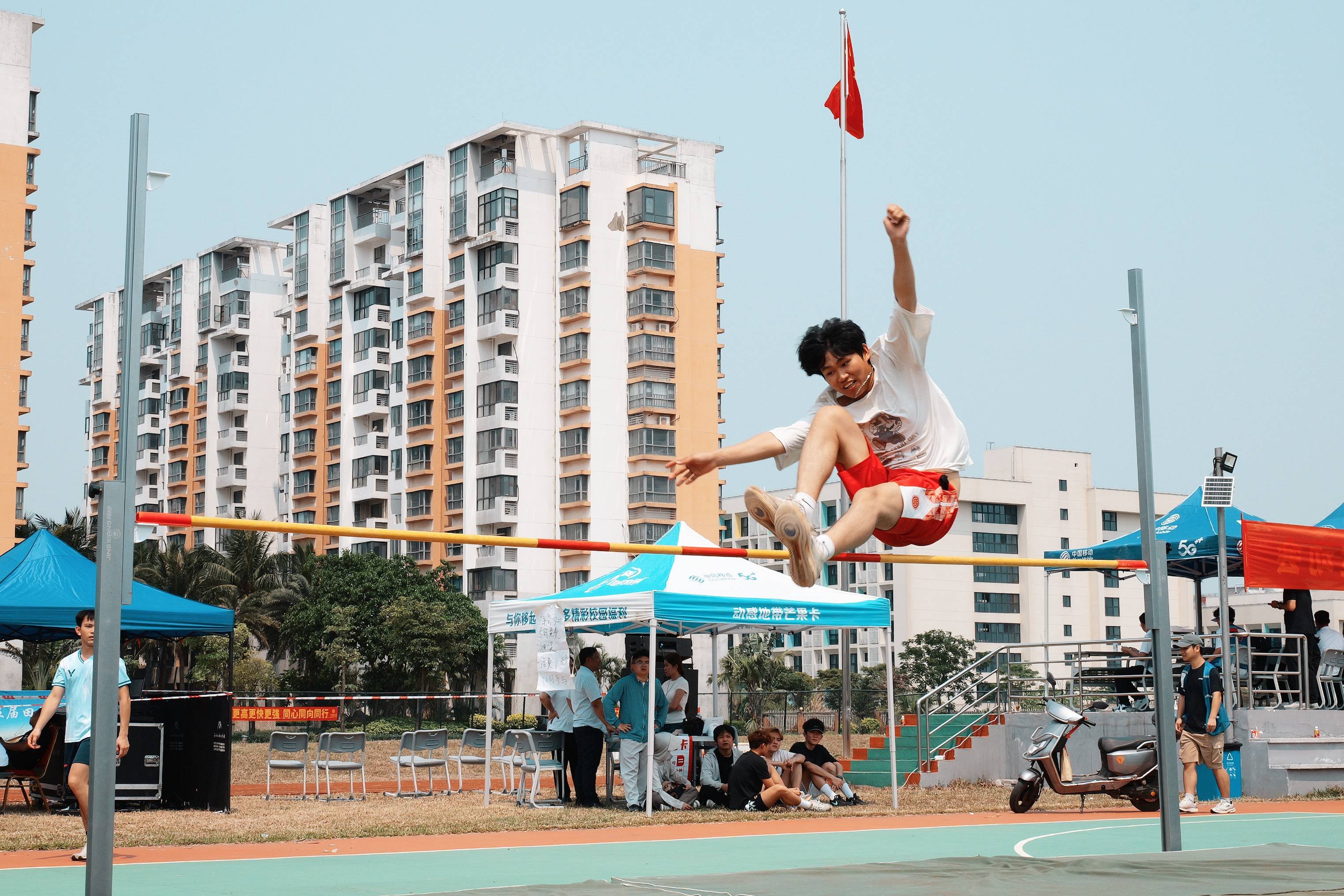 赛场扬朝气，健康向未来——学院第五届田径运动会激情开赛